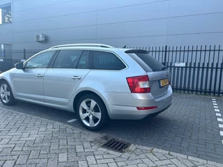 Škoda Octavia Skoda Octavia Combi 1.6 TDI DSG Elegance Businessline - afbeelding nr 5
