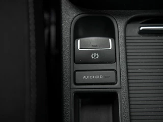 Volkswagen Tiguan Volkswagen Tiguan 1.4TSi DSG6 Cup Sport&Style | Trekhaak 1.800kg. | 2e eigenaar | Climate Control | Stoelverwarming | Parkeer pakket | Winter-pakket | Koplampsproeiers | Multifunctioneel lederen stuurwiel - afbeelding nr 43