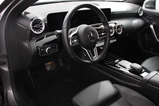 Mercedes-Benz A-Klasse Mercedes-Benz A-klasse 200 Automaat Progressive | Sfeerverlichting | Navigatie | Climate control | Camera | Parkeer sensoren | Half Lederen Bekleding | Led  | Cruise Control | LMV Velgen - afbeelding nr 9