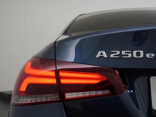 Mercedes-Benz A-Klasse Mercedes-Benz A-Klasse 250e AMG // Panoramadak // Memory // Trekhaak // Keyless // Carplay // Sfeerverlichting // MultiBeam LED // Night Pakket // Augmented Reality - afbeelding nr 3