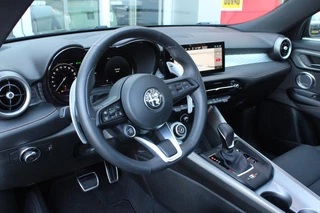 Alfa Romeo Tonale Alfa Romeo Tonale 1.5T 160PK HYbrid VELOCE | PANORAMISCH SCHUIF / KANTELDAK | LEDEREN BEKLEDING | VOORSTOELEN / STUUR VERWARMD | VOORSTOELEN GEVENTILEERD | VOORSTOELEN ELEKTRISCH VERSTELBAAR | DRAADLOOS APPLE CARPLAY / ANDROID AUTO | 360° CAMERA | AUTOMATISCH DIMMENDE BUITENSPIEGELS | 20