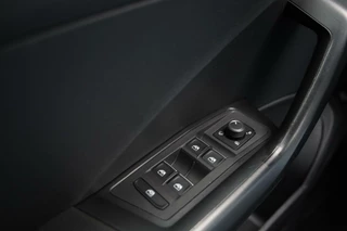 Volkswagen T-Roc Volkswagen T-Roc 1.0 TSI Style Business Navi Clima CarPlay  ACC Getint glas 17-Inch Nl-Auto NAP! - afbeelding nr 24
