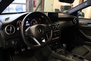 Mercedes-Benz A-Klasse Mercedes-Benz A-Klasse 180 AMG | Panoramadak | CarPlay | Camera | Dodehoekdetectie | Stoelverwarming | PDC V+A | Alcantara/Lederen bekleding | LED Koplampen | Command Online | Dealer onderhouden | Nieuwe APK - afbeelding nr 8