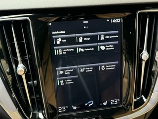 Volvo V60 Volvo V60 2.0 T6 Twin Engine AWD 253pk | Comfortstoelen leer | Stoelverwarming | Navigatiesysteem | Trekhaak uitklapbaar | 18 inch lichtmetalen velgen | Apple CarPlay | LED verlichting | Getint glas achter | Parkeersensoren achter - afbeelding nr 19