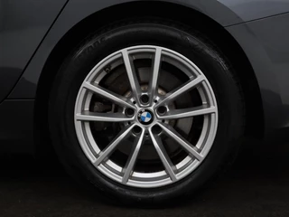 BMW 3 Serie BMW 3-serie 330e eDrive Edition | Trekhaak | Leder |  Stoelverwarming | Carplay | Live Cockpit | Full LED | DAB | Climate control | Parkeerhulp - afbeelding nr 35
