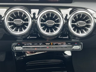 Mercedes-Benz CLA Navigatie Trekhaak Panoramadak Elek. Stoelen Leer Stoelverwarming DAB Keyless Getint Glas  NL Auto BTW - afbeelding nr 24