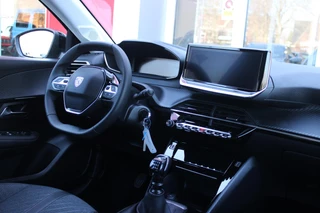 Peugeot 208 Peugeot 208 1.2 100PK ALLURE | ACHTERUITRIJ CAMERA | NAVIGATIE | DRAADLOZE APPLE CARPLAY/ANDROID AUTO | CLIMATE CONTROL | DAB+ RADIO | LICHTMETALEN VELGEN | CRUISE CONTROL | LED KOPLAMPEN | VERKEERSBORDEN HERKENNING | PARKEERSENSOREN VOOR EN ACHTER | - afbeelding nr 27