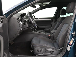 Volkswagen Passat Volkswagen Passat 1.4 TSI PHEV GTE | Panoramadak | Stoelverwarming |  Trekhaak | Side Assist | Camera | Carplay | Adaptive cruise | Park Assist | Matrix LED | Massage - afbeelding nr 4