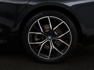 BMW 5 Serie BMW 5-serie 530e xDrive M Sport | Panoramadak |  Harman/Kardon | Stoel & stuurverwarming | Adaptive cruise | Camera | Trekhaak | Carplay | Achterbankverwarming | Live Cockpit | Sportstoelen - afbeelding nr 39