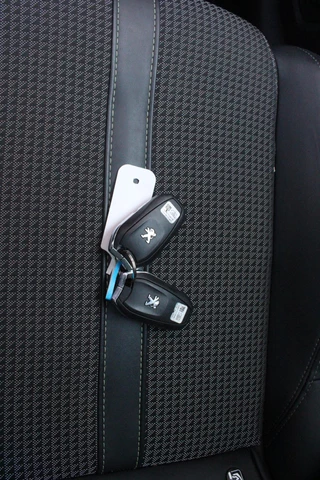 Peugeot 208 Peugeot 208 1.2 PureTech GT | NAVIGATIE | APPLE CARPLAY/ANDROID AUTO | DODEHOEK DETECTIE | FULL LED KOPLAMPEN | KEYLESS ENTRY/START | PARKEERSENSOREN VOOR EN ACHTER | CRUISE CONTROL | DAB+ RADIO | - afbeelding nr 19