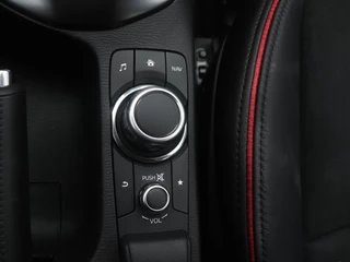 Mazda 2 Mazda 2 1.5 e-SkyActiv-G Homura Aka met Driver Assistance pakket en dakspoiler : dealer onderhouden - afbeelding nr 37