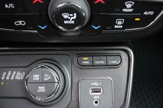 Jeep Compass Jeep Compass 4xe 240PK PHEV TRAILHAWK AUTOMAAT | NAVIGATIE | ACHTERUIRIJCAMERA | APPLE CARPLAY / ANDROID AUTO | DIGITALE COCKPIT | XENON KOPLAMPEN | 17