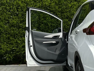 Opel Ampera-e Opel Ampera-e Business executive 60 kWh, NL AUTO, NAP, BOSE, LEDER, NAVI, CRUISE, KEYLESS, CAMERA, DODEHOEK, ECC-AIRCO, STOEL/STUURVERWARMING, LICHTMETAAL 17