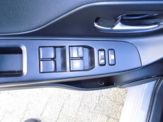 Toyota Yaris Toyota Yaris 1.5 Hybrid Dynamic Automaat two-tone-camera-pdc - afbeelding nr 15