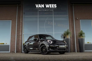 MINI Electric MINI Yours 33 kWh | 1e eigenaar | NL auto | Driving Assistant | Apple Carplay | Panoramadak | Keyless entry | Sportstoelen | DAB | Warmtepomp | Camera | Cruise control