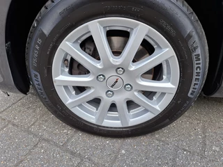 Toyota Yaris Toyota Yaris 1.5 Hyb. Dynamic + parkeersensoren achter - afbeelding nr 4