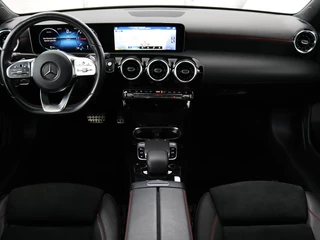 Mercedes-Benz A-Klasse Mercedes-Benz A-klasse 180d AMG | 36.600km NAP | Panoramadak | Stoelverwarming | Carplay | Camera | Full LED | Navigatie | Leder/Alcantara | Widescreen - afbeelding nr 8