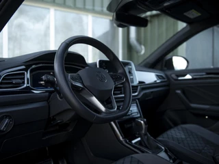 Volkswagen T-Roc Volkswagen T-Roc 1.5TSi 150pk R-Line | LED Matrix | DAB | App Connect | 18