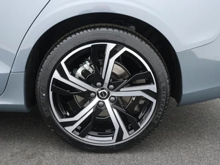 Volvo V60 Volvo V60 2.0 B3 Plus Dark | Sportstoelen | Zwarte hemel | Camera - afbeelding nr 24