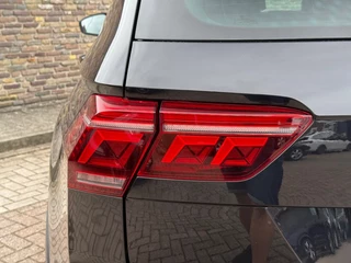 Volkswagen Tiguan Volkswagen Tiguan 1.5 TSI DSG 2x R-LINE Panodak Leer Trekhaak 20 Inch - afbeelding nr 16