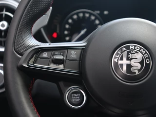 Alfa Romeo Giulia Alfa Romeo Giulia 2.0 Turbo 280 PK Competizione Q4 AWD | Harman | Veloce | 19