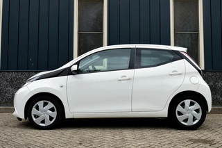Toyota Aygo Toyota Aygo 1.0 VVT-i x-nav Rijklaarprijs-Garantie Navigatie Airco Cruise Control Camera - afbeelding nr 2