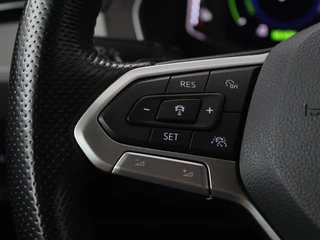 Volkswagen Passat Volkswagen Passat 1.4 TSI PHEV GTE | Panoramadak | Stoelverwarming |  Trekhaak | Side Assist | Camera | Carplay | Adaptive cruise | Park Assist | Matrix LED | Massage - afbeelding nr 16