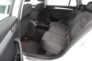 Škoda Superb Skoda Superb Combi 1.5 TSI ACT Ambition Business (PANORAMADAK, STOELVERWARMING, TREKHAAK, ELEKTR STOELEN, NAVIGATIE, NL-AUTO) - afbeelding nr 11