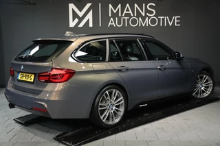 BMW 3 Serie BMW 3-serie Touring 320i M Sport Shadow / PANODAK / LEDER / NAVI / STOELVERW / 19'' - afbeelding nr 4