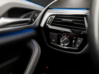 BMW 5 Serie BMW 5 Serie Touring 530e Sportline 293Pk Automaat (APPLE CARPLAY, GROOT NAVI, DEALER ONDERHOUDEN, CAMERA, SFEERVERLICHTING, LEDER, SPORTSTOELEN, ADAPTIVE CRUISE, TREKHAAK ELEKTRISCH, NIEUWSTAAT) - afbeelding nr 25