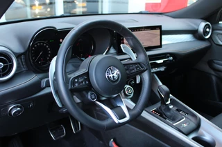 Alfa Romeo Tonale Alfa Romeo Tonale 1.5T 160PK HYbrid VELOCE | PANORAMISCH SCHUIF / KANTELDAK | LEDEREN BEKLEDING | VOORSTOELEN / STUUR VERWARMD | VOORSTOELEN GEVENTILEERD | VOORSTOELEN ELEKTRISCH VERSTELBAAR | DRAADLOOS APPLE CARPLAY / ANDROID AUTO | 360° CAMERA | AUTOMATISCH DIMMENDE BUITENSPIEGELS | 20