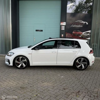 Volkswagen Golf Volkswagen Golf 2.0 TSI GTI Performance BOMVOL / Pano / ACC - afbeelding nr 2