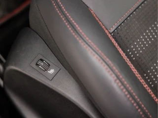 Peugeot 2008 Automaat (PANORAMADAK, APPLE CARPLAY, NAVIGATIE, CLIMATE, STOELVERWARMING, LEDER, SPORTSTOELEN, GETINT GLAS, CRUISE, LM VELGEN, NIEUWSTAAT) - afbeelding nr 14