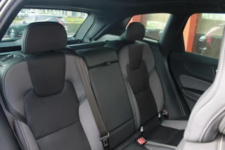 Volvo XC60 Volvo XC60 T8 Recharge AWD R-Design | Panoramadak | Parkeercamera | 20 Inch Velgen | Glossy Black | Keyless - afbeelding nr 17