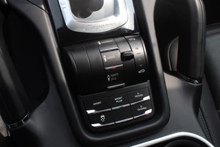 Porsche Cayenne Porsche Cayenne 3.0 S E-Hybrid / Panoramdak / Camera / 20'' / Luchtvering / Bose / Sportchrono / Stuurverwarming / Leder / Stoelverwarming / Cruise Control - afbeelding nr 26