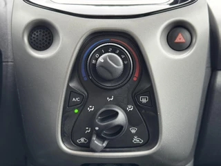 Toyota Aygo Toyota Aygo 1.0 VVT-i x-play Airco Camera Bluetooth Media player Nieuwe 4 seizoenen banden - afbeelding nr 6