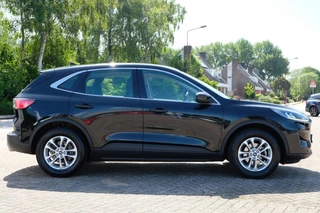Ford Kuga Ford Kuga 1.5 EcoBoost Titanium 120pk Wegklapbare Trekhaak | Navigatie | Parkeersensoren | Apple Carplay | Metaal lak | Dealer onderhouden - afbeelding nr 2