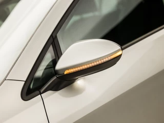 Volkswagen Golf Automaat (APPLE CARPLAY, NAVIGATIE, CLIMATE, STOELVERWARMING, GETINT GLAS, SPORTSTOELEN, CRUISE, PARKEERSENSOREN, LM VELGEN, NIEUWSTAAT) - afbeelding nr 31