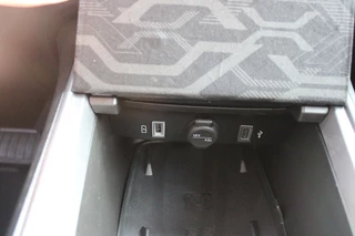 Jeep Avenger Jeep Avenger ALTITUDE 156PK 54 kWh | 3-FASE | ELEKTRISCH BEDIENBARE ACHTERKLEP | ACHTERUITRIJ CAMERA | NAVIGATIE | DRAADLOZE APPLE CARPLAY/ANDROID AUTO | ALL SEASON BANDEN | LICHTMETALEN VELGEN 17