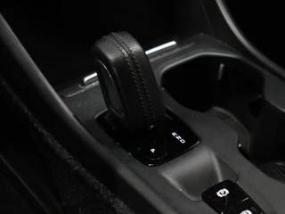 Volvo XC40 Volvo XC40 1.5 T5 Twin Engine Momentum Pro [APPLE CARPLAY, DIGITAL DASH, CRUISE CONTROL,  SCHUIFKANTELDAK, STUURVERWARMING, STOELVERWARMING V+A,  PDC ACHTER,  ELEKTRISCHE ACHTERKLEP, NAVIGATIE, NIEUWSTAAT] - afbeelding nr 16