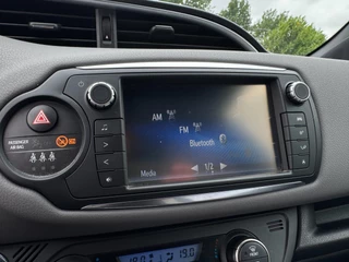 Toyota Yaris Toyota Yaris 1.5 Hybrid Dynamic Bi-Tone HYBRID / 1E EIGENAAR / STOELVERWARMING / CAMERA / LMV / NL AUTO / DEALER ONDERHOUDEN - afbeelding nr 17