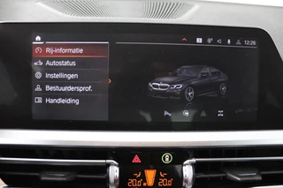 BMW 3 Serie BMW 3-serie 320i High Executive Edition (PARKEERSENSOREN, STOELVERWARMING, LEER, NAVIGATIE, NL-AUTO) - afbeelding nr 19