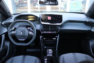 Peugeot 2008 Peugeot 2008 1.2 Hybrid 136PK AUTOMAAT ALLURE | NIEUWE AUTO! | KEYLESS ENTRY/START | PARKEERSENSOREN VOOR + ACHTER | 17