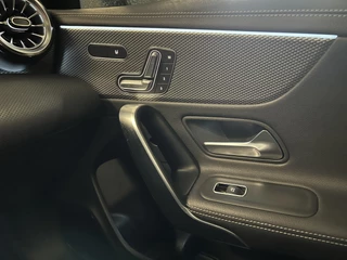 Mercedes-Benz CLA Navigatie Trekhaak Panoramadak Elek. Stoelen Leer Stoelverwarming DAB Keyless Getint Glas  NL Auto BTW - afbeelding nr 36