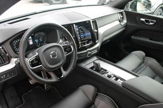 Volvo XC60 Volvo XC60 T6 Recharge AWD R-Design | Panoramadak | Parkeercamera | HUD | Pilot Assist | BLIS | Stoelverwarming | Trekhaak | Glossy Black | Keyless - afbeelding nr 15