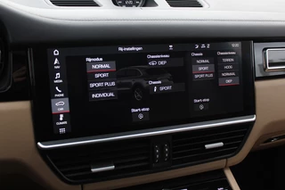Porsche Cayenne Porsche Cayenne 3.0 E-Hybrid / Panoramadak / 360Camera / Luchtvering / 21'' / Softclose / Keyless / Sportchrono / Stuurverwarming / Stuurverwarming / DAB / Stoelverwarming / ACC - afbeelding nr 20