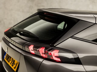 Peugeot 2008 Peugeot 2008 1.2 PureTech Sport (APPLE CARPLAY, GROOT NAVI, 360 CAMERA, STOELVERWARMING, LANE ASSIST, SPORTSTOELEN, LED KOPLAMPEN, CRUISE, NIEUWE APK, NIEUWSTAAT) - afbeelding nr 29