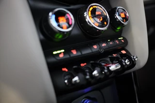 MINI Cooper Cabrio Mini Mini Cabrio 1.5 Cooper JCW Pakket / Aut / Navi / Cc / Leder / Digital Cockpit / Sfeerverlichting / Windscherm / Led / Pdc - afbeelding nr 36