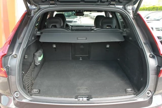 Volvo XC60 Volvo XC60 T6 Recharge AWD R-Design | Longe Range | Panoramadak | Stoelverwarming | 360° Camera | HUD | Trekhaak | Harman / Kardon | Glossy Black - afbeelding nr 58