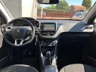 Peugeot 208 Peugeot 208 1.2 PureTech Allure 110 pk | dealer onderhouden | navigatie | trekhaak | climate | apple carplay | parkeersens. - afbeelding nr 13